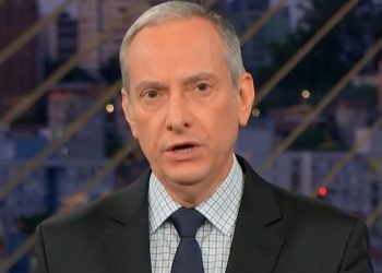 José Roberto Burnier no SP2 de sexta-feira (29); âncora fez cirurgia de emergência após jornal (Foto: Reprodução/TV Globo)