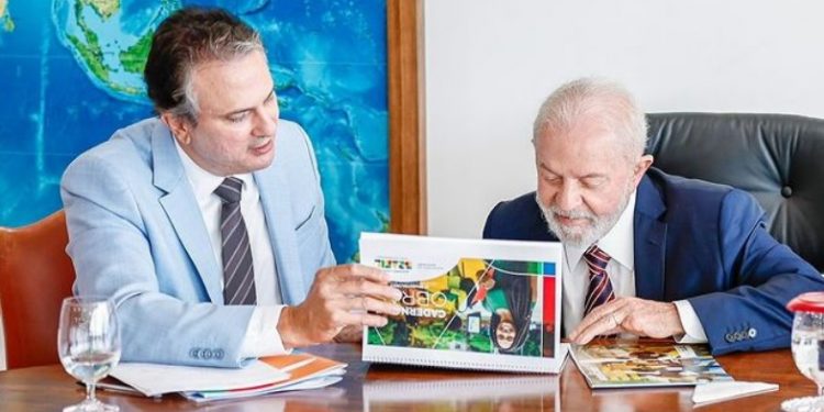 Alunos do Ensino Médio podem receber bolsa a partir de março, diz Camilo