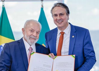 Presidente da República, Luiz Inácio Lula da Silva, durante reunião com o Ministro da Educação, Camilo Santana, no Palácio do Planalto (Foto: Ricardo Stuckert/PR)