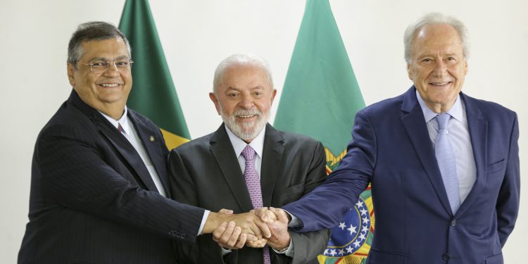 Lula oficializa Ricardo Lewandowski como ministro da Justiça no lugar de Flávio Dino