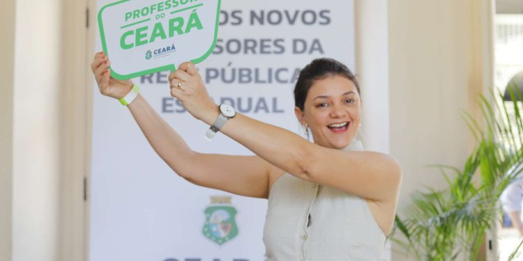 Elmano de Freitas empossa 635 professores aprovados no último concurso