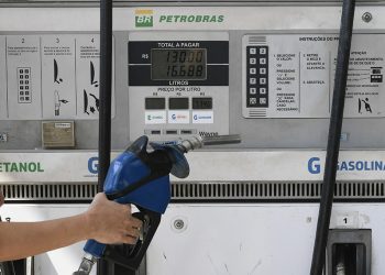 O projeto autoriza os postos a terem até 50% por cento de bombas com autosserviço (Foto: Edilson Rodrigues/Agência Senado)