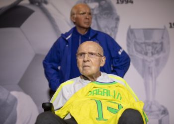 Familiares e fãs prestam homenagens a Zagallo em velório na CBF