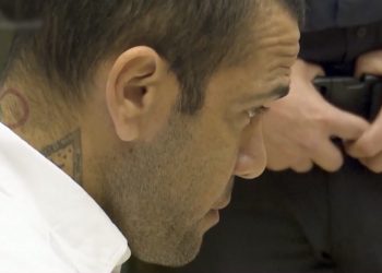 Daniel Alves é condenado a 4 anos e 6 meses de prisão por estupro em boate