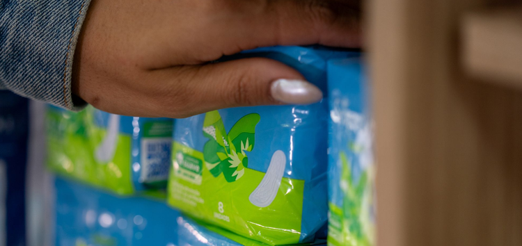 Absorventes podem ser adquiridos gratuitamente nas unidades do Farmácia Popular