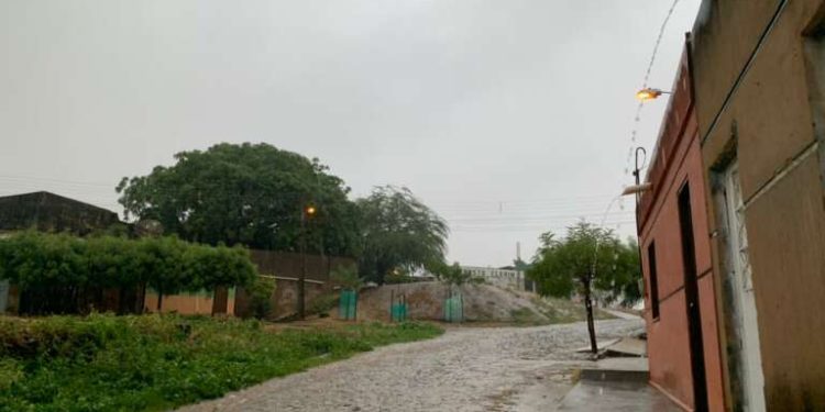 Todas as cidades do Ceará estão sob aviso de chuvas intensas até terça-feira (20), aponta Inmet