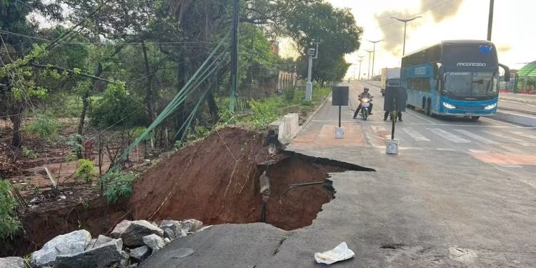 Com forte chuva, cratera se abre em avenida de Juazeiro do Norte e causa transtornos à população