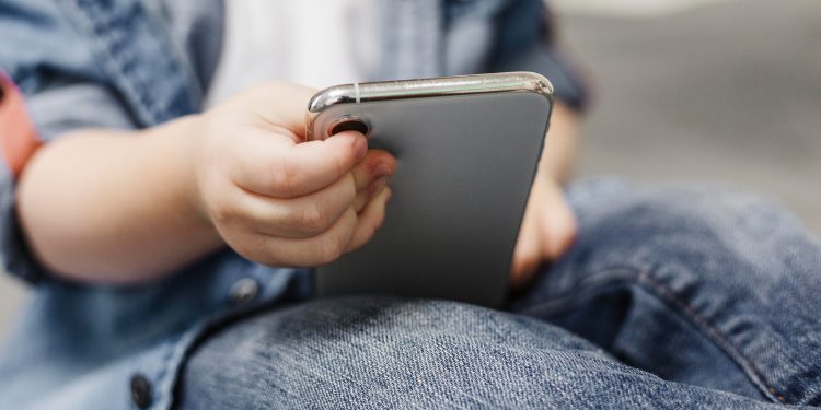 MPCE cobra que escolas públicas e privadas impeçam uso de celular em sala de aula