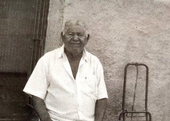 Enoque quando vendia revistas com a sua banquinha ao lado do Banco Caixeiral, em Crato (Foto: Reprodução/Revista A Província)