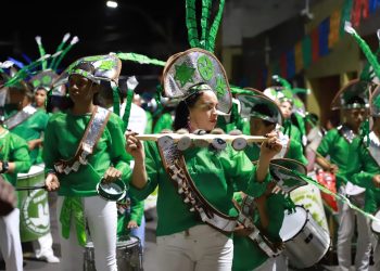Escola de Samba Unidos do Socorro e Bloco Só Faltava Nós se apresentam na Pracinha da rua do Horto