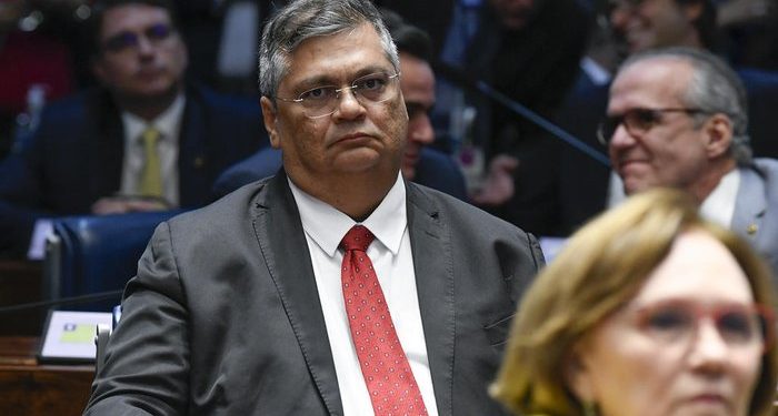 De saída do Senado, Dino apresentará PEC contra aposentadoria compulsória de juízes e militares