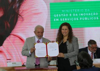 O presidente Luiz Inácio Lula da Silva e a ministra de Gestão e Inovação em Serviços Públicos, Esther Dweck durante lançamento do Programa de Democratização dos Imóveis da União (Foto: Fabio Rodrigues-Pozzebom/Agência Brasil)