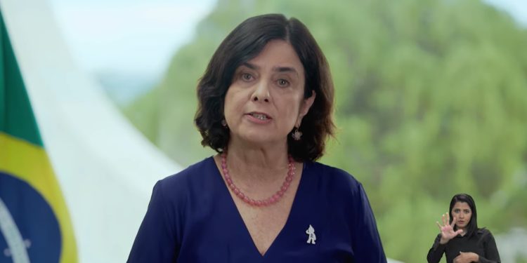 Em pronunciamento, ministra pede apoio da população para eliminar focos de dengue em casa