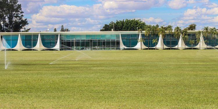 Carro ultrapassa barreira de contenção perto do Alvorada; PF prende suspeito