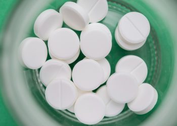 Câncer, demência, osteoporose: uso descontrolado de omeprazol traz riscos graves à saúde