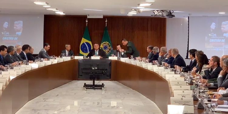 Bolsonaro orientou ministros a questionar urnas e Judiciário; veja íntegra em vídeo