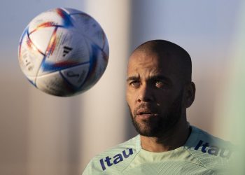 Daniel Alves deixa prisão na Espanha após pagar fiança
