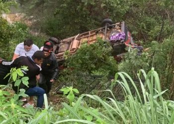 Topique cai em ribanceira na rodovia CE-153, em Caririaçu (Foto: Reprodução)