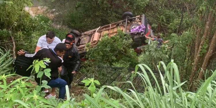 Topique cai em ribanceira e deixa 11 feridos em Caririaçu