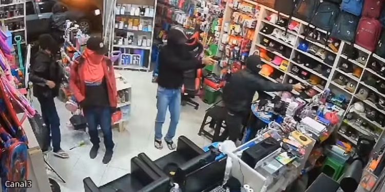 Bando armado invade loja e rouba dezenas de celulares em Mauriti