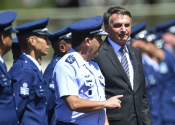 O ex-comandante da Força Aérea Brasileira, Carlos de Almeida Baptista Júnior, e o então presidente Jair Bolsonaro (PL) durante a cerimônia militar na Base Aérea de Brasília (Foto: Marcelo Camargo/Agência Brasil)
