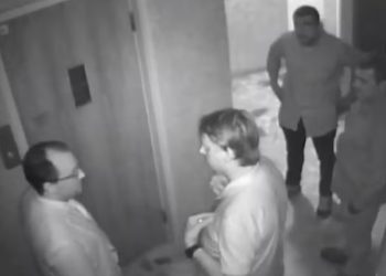 Jair Bolsonaro na embaixada da Hungria (Foto: Reprodução/NYT)