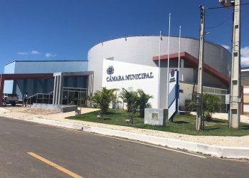 Ao todo, foram cumpridos quatro mandados de busca e apreensão nas residências dos investigados, na empresa de dois deles e na Câmara Municipal (Foto: Divulgação/CMJN)