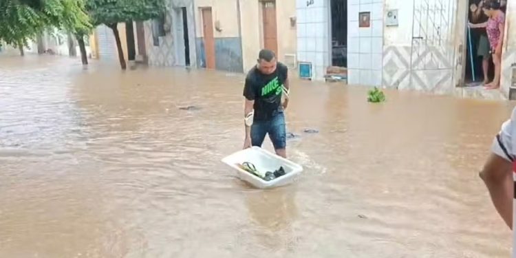 Chuvas fortes alagam ruas e casas em várias cidades do Ceará