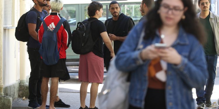 Quase 10 milhões de jovens sem ensino básico estão fora da escola