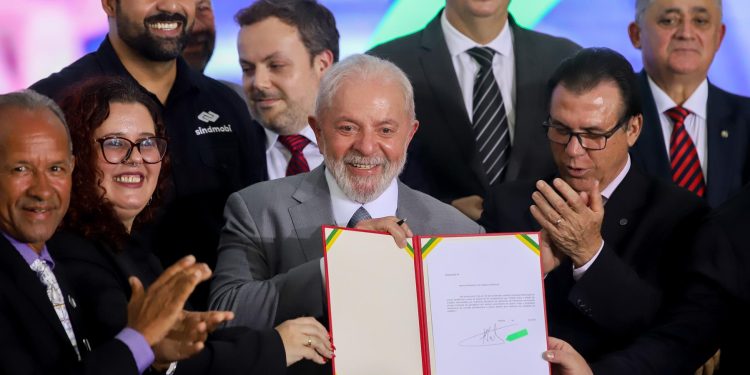 Lula assina projeto que regula atividade de motoristas de aplicativo; conheça proposta