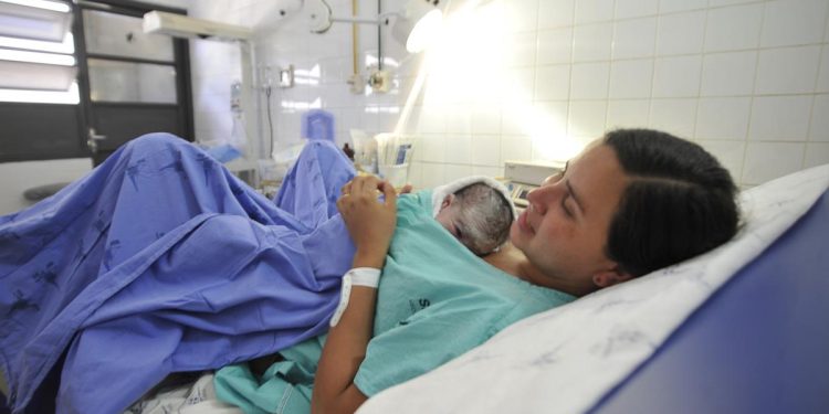 Nascimentos no Brasil atingem em 2022 menor patamar em 45 anos