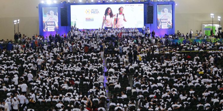 Programa Pé-de-Meia: 185 mil estudantes cearenses da rede pública serão beneficiados