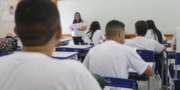 Governador comunicou o novo processo seletivo durante a leitura da Mensagem Governamental na Alece (Foto: Tiago Stille/Governo do Ceará)