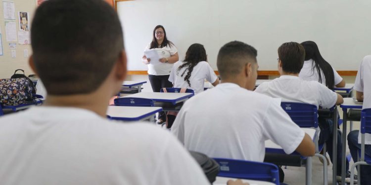 Servidores do estado têm reajuste salarial anunciado; professores terão aumento diferenciado