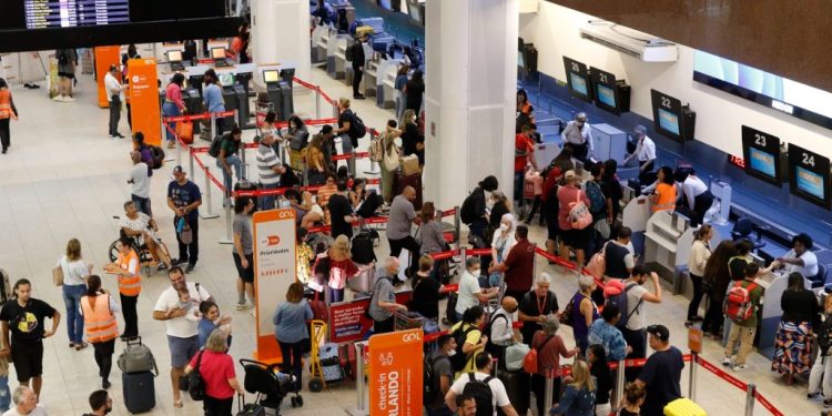 Programa Voa Brasil com passagens aéreas a R$ 200 começa nas próximas semanas, diz ministro