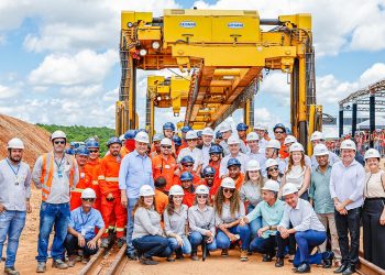 Presidente Luiz Inácio Lula da Silva posa para foto com trabalhadores das obras da Ferrovia Transnordestina, em Iguatu (Foto: Ricardo Stuckert/PR)