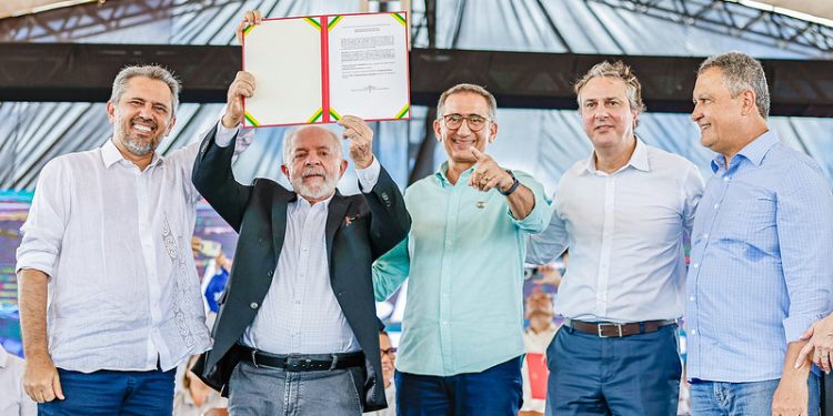 No Ceará, Lula garante empenho do Governo para concluir Transnordestina até 2027