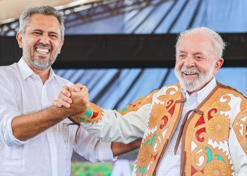 Presidente Lula e o governador Elmano de Freitas, durante a cerimônia de assinatura da ordem de serviço para a implantação do ramal do Salgado e visita às obras da Ferrovia Transnordestina, em Iguatu, em abril de 2024 (Foto: Ricardo Stuckert/PR)