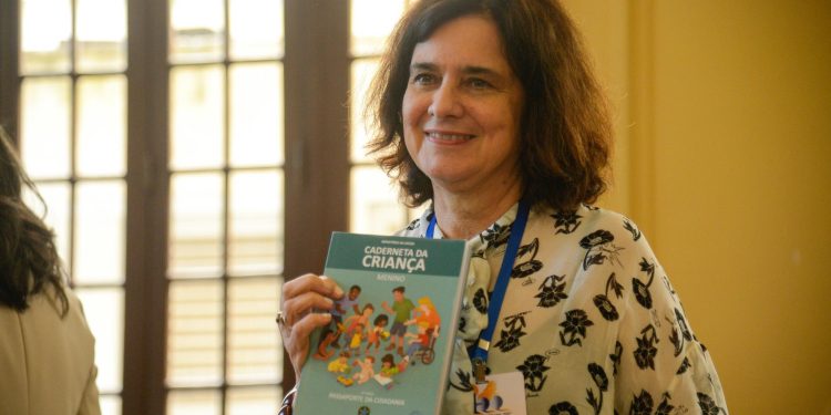 Banida na gestão Bolsonaro, governo Lula relança carteira de vacinação infantil; confira o que há de novo