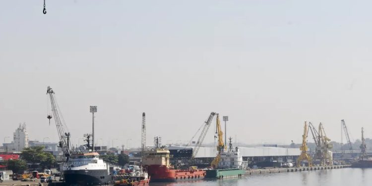 Balança comercial tem superávit de US$ 7,482 bilhões em março