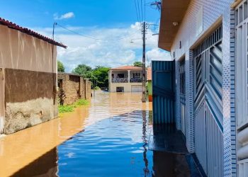 Rio transborda e inunda cidade de Farias Brito (Foto: Lorena Tavares/SVM)