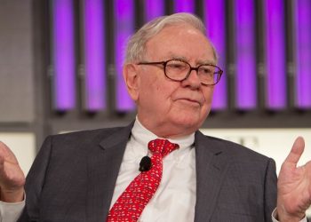 Warren Buffett define testamento e deixa fortuna bilionária para fundo de caridade; veja valor