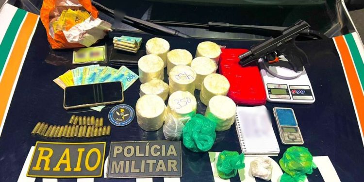 Barbalha: Dupla é presa com mais de 5kg de drogas, arma e dinheiro