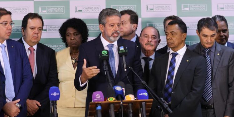 Após reações negativas e pressão popular, Lira adia projeto antiaborto para o 2º semestre