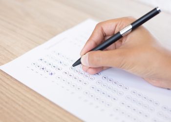 As oportunidades são para candidatos com níveis médio e superior (Foto: 
katemangostar/Freepik)