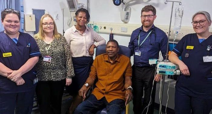 Professor é o primeiro vacinado do mundo contra o câncer de intestino