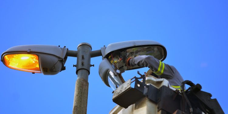 Rua às escuras no Crato? Veja como solicitar a troca de lâmpada queimada