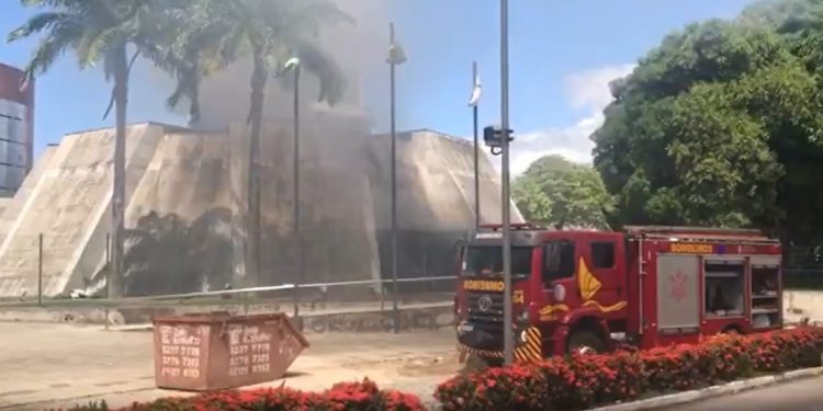 Incêndio atinge prédio da Assembleia Legislativa do Ceará