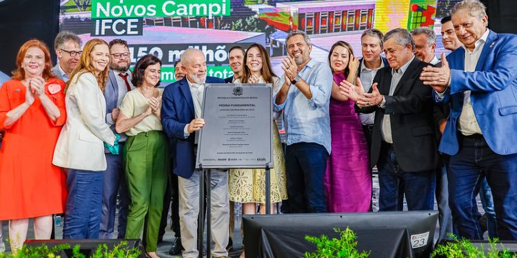 Em evento no Palácio da Abolição, Lula anuncia investimentos em educação e saúde no Ceará