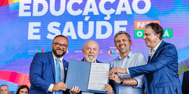 Em evento no Palácio da Abolição, Lula anuncia investimentos em educação e saúde no Ceará